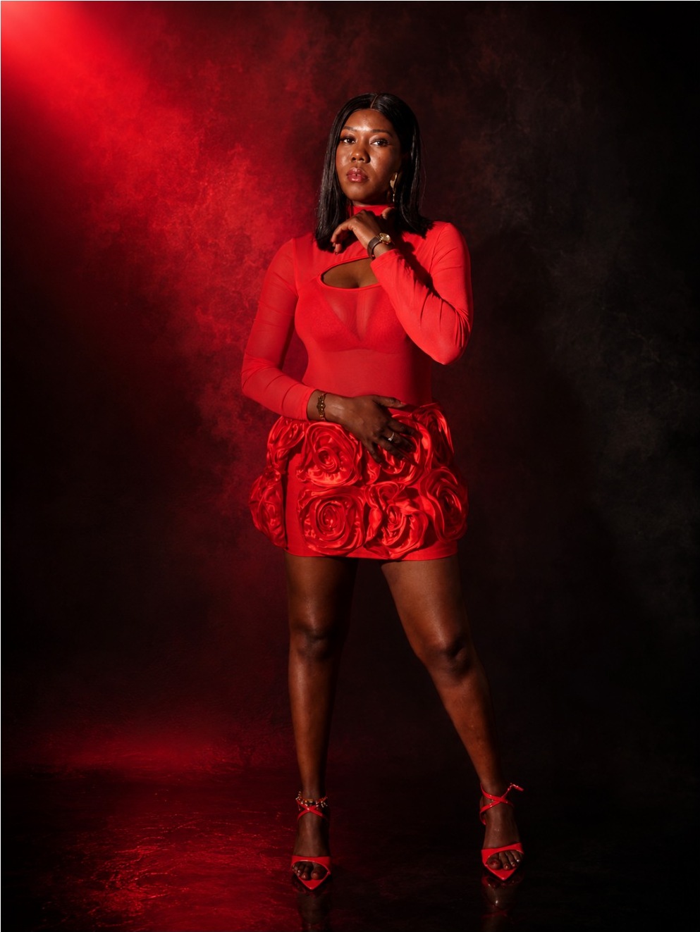 Portrait studio robe rouge Publivoice