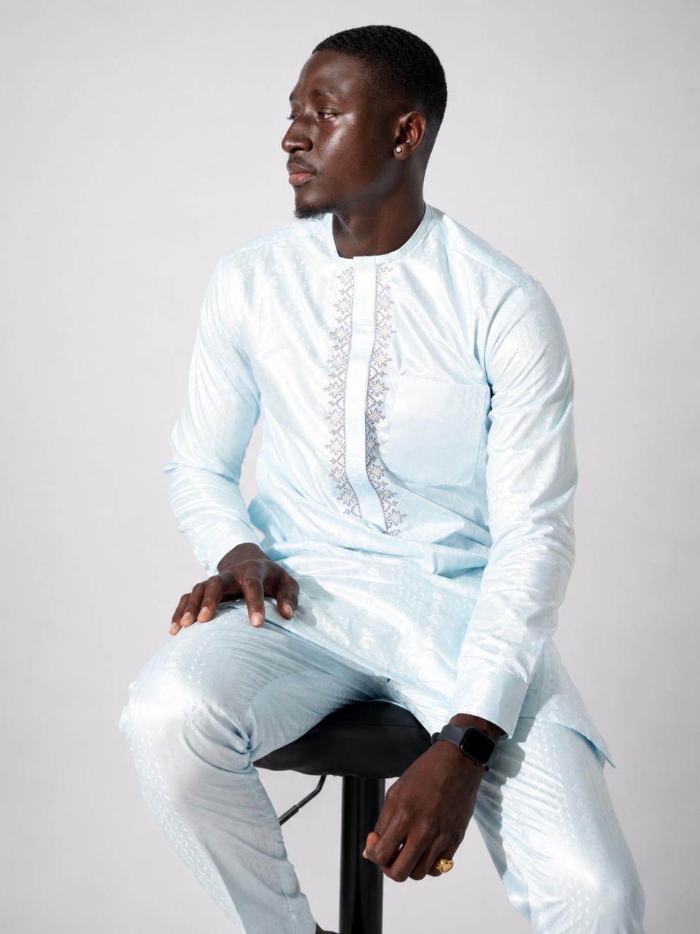 Portrait studio homme en blanc Publivoice
